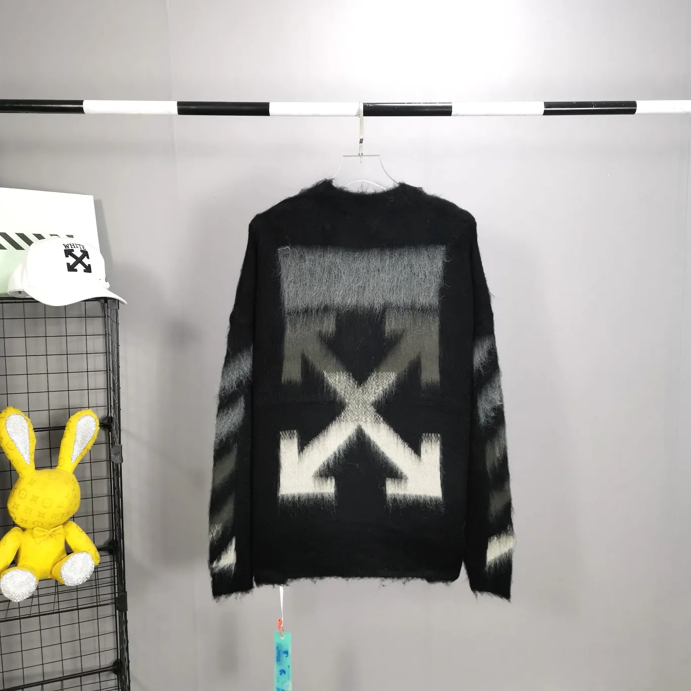 The new top tested version OFFWHITE (OW) Gradient Mohair Striped Arrow Sweater Hoodie Gradient Rendering Arrow Couple Knitted Sweater Mohair sweater OW will be released every year🛒 The same style and ever-changing colors, really no girl does not love it, it is super suitable for wearing under a down jacket in winter, and will not be bloated! If the lower body is missing, their favorite os version🙋🏻‍♀️ intuitively adds natural softness and fairy beauty effect, which is the best choice! The upper body is lightweight and does not weigh down the body while keeping warm. The sleeves and the gradient arrow parts on the back are repeatedly patterned until the gradient level is satisfied before large-scale products are released. The craftsmanship is extremely demanding. Each sweater is woolen at least ten times to give it a plush, thick feel and good fluffiness! ✅ Fabric composition: 50% mohair 32 spandex 18% wool, three-level anti-pilling Color: black and white gradient Sizes Mohair is lighter and softer, so be careful not to machine wash it, not machine washable! ! emphasize! !  ⚠️Hand wash with warm water and cold water P:440
